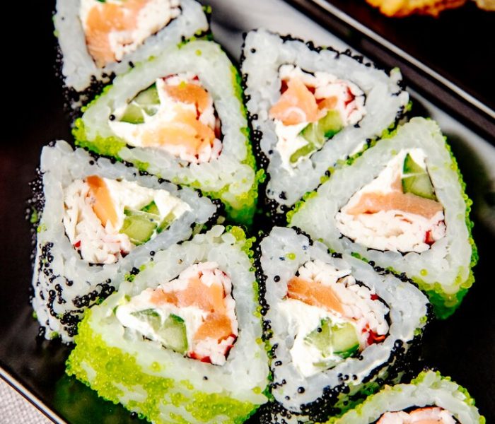 vista-lateral-maki-pepino-salmon-queso-crema_141793-4473